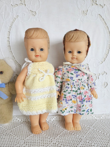 Twin pedigree dolls moulded - pedigree,
